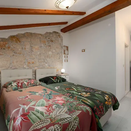Cozy Studio-apartment Inmitten Der Altstadt Von Und Nur 50 Meter Zur Adria Porec