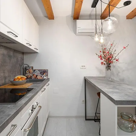 Apartment Cozy Studio-apartment Inmitten Der Altstadt Von Und Nur 50 Meter Zur Adria Porec