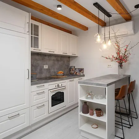 Cozy Studio-apartment Inmitten Der Altstadt Von Und Nur 50 Meter Zur Adria Apartamento