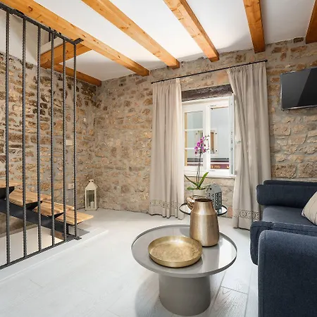 Apartamento Cozy Studio-apartment Inmitten Der Altstadt Von Und Nur 50 Meter Zur Adria