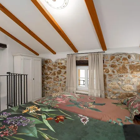 Apartman Cozy Studio-apartment Inmitten Der Altstadt Von Und Nur 50 Meter Zur Adria