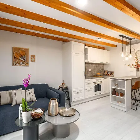 Cozy Studio-apartment Inmitten Der Altstadt Von Und Nur 50 Meter Zur Adria