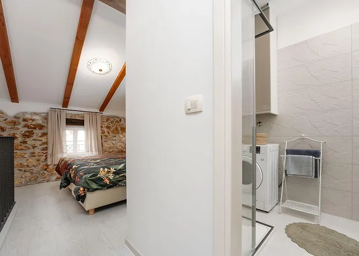 Cozy Studio-apartment Inmitten Der Altstadt Von Und Nur 50 Meter Zur Adria * Πόρετς